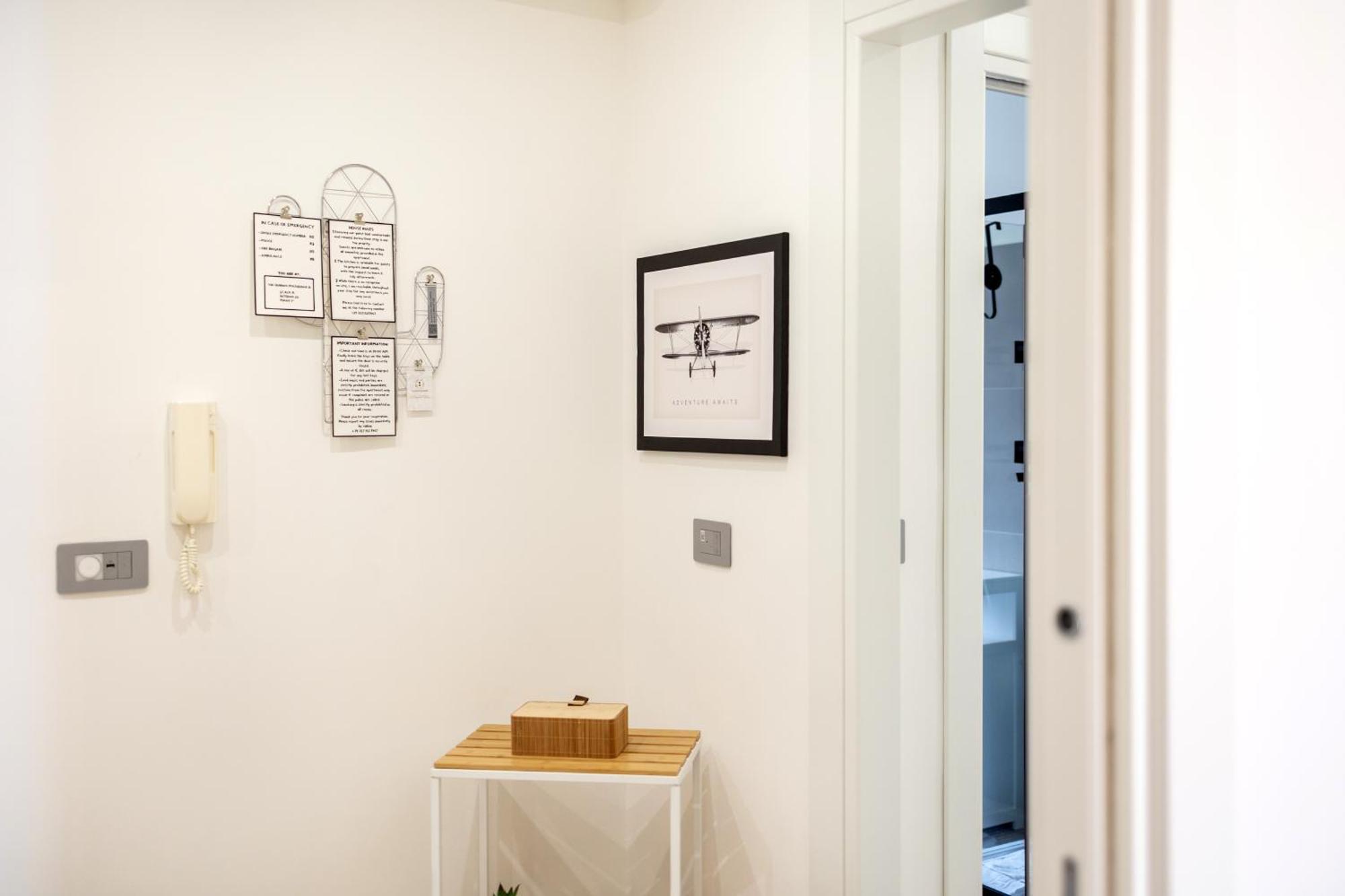Marconi White Flower House Apartment